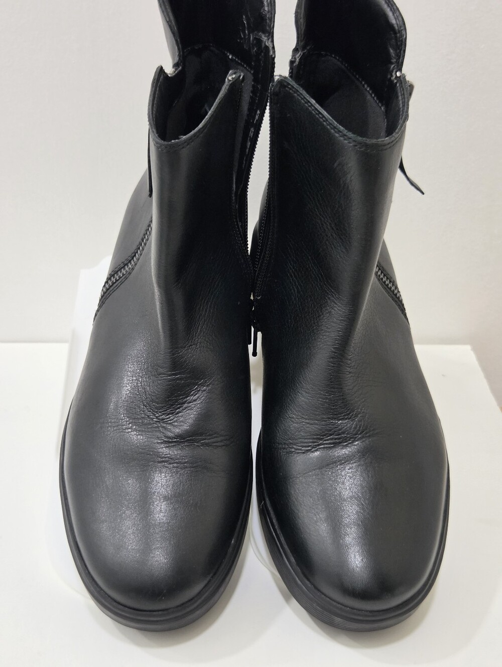 Naturalizer Talise Black Leather Side Zip Ankle Boots Minimalist Chic Size 9.5